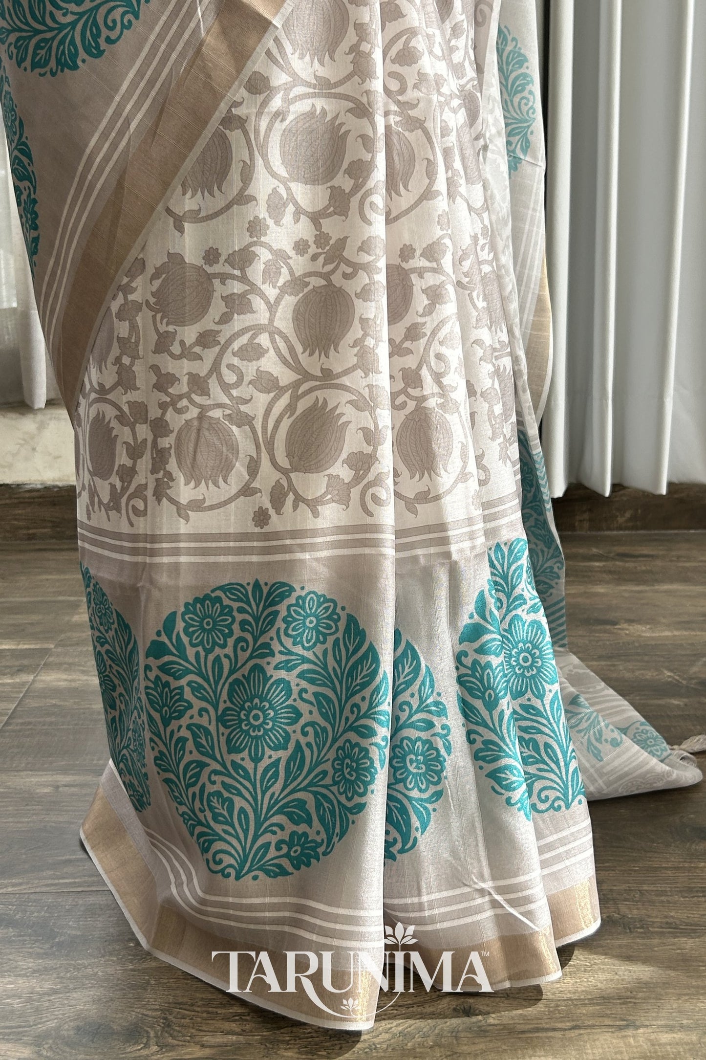 Tarini - paisley motif