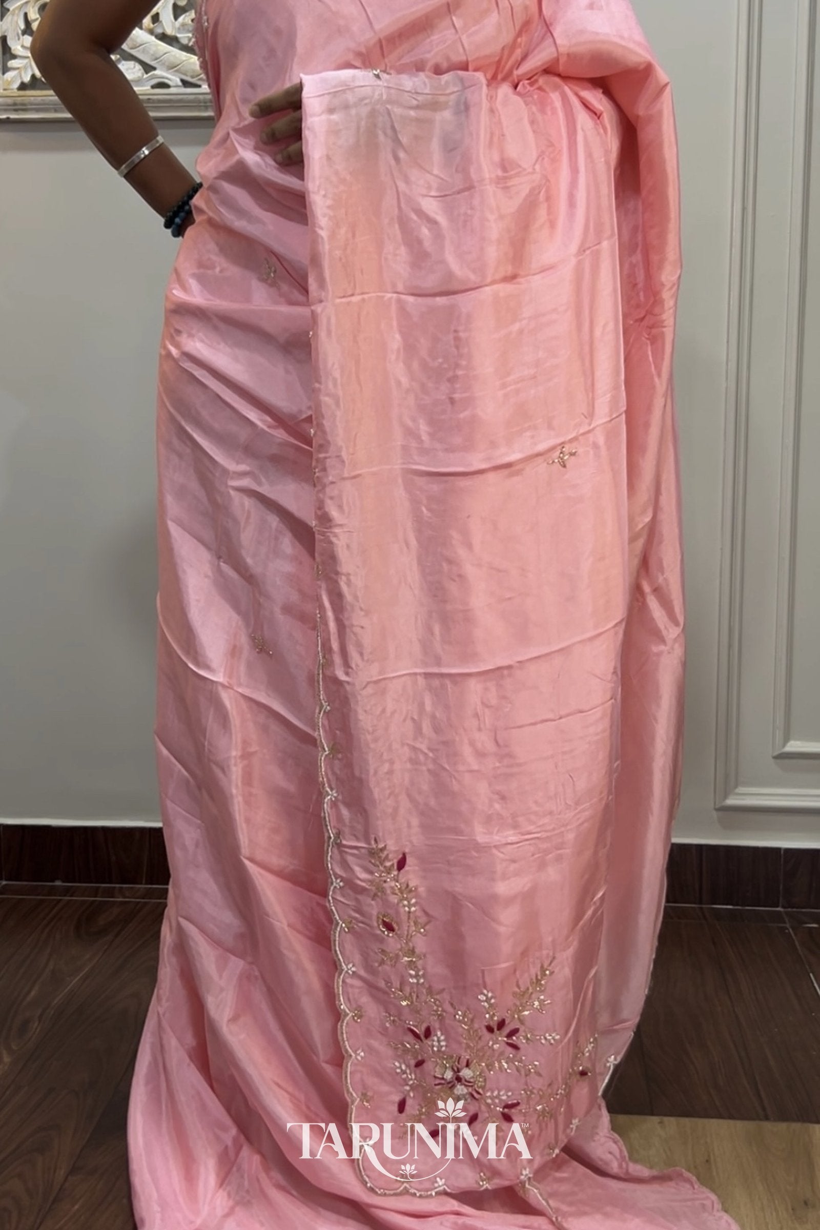 Rang-ae-Naaz - model wearing saree detail